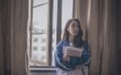 边吃着一面膜下奶爽了